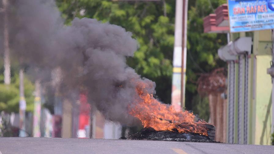 Queman neumáticos y lanzan basura en las calles de Salcedo durante segundo día de huelga