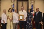 Presidente otorga a Rafael Solano el Premio Adulto Mayor del Año