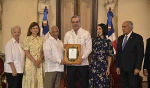 Presidente otorga a Rafael Solano el Premio Adulto Mayor del Año