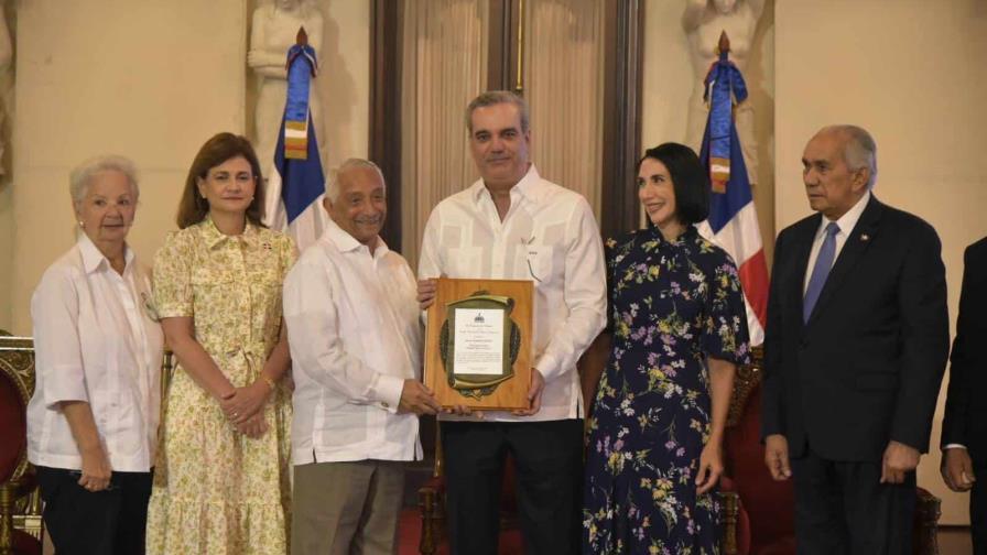 Presidente otorga a Rafael Solano el Premio Adulto Mayor del Año