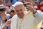El papa visita por sorpresa un barrio de la periferia de Roma donde asesinaron a una chica El papa visita por sorpresa un barrio de la periferia de Roma donde asesinaron a una chica