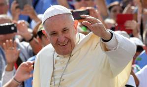 El papa visita por sorpresa un barrio de la periferia de Roma donde asesinaron a una chica