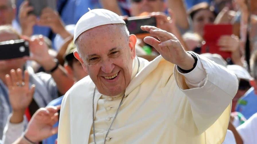 El papa visita por sorpresa un barrio de la periferia de Roma donde asesinaron a una chica