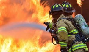 Estalla incendio en fábrica de baterías para autos en Irán