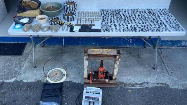 Arrestan a dos hombres en allanamientos en puntos de droga en Baní