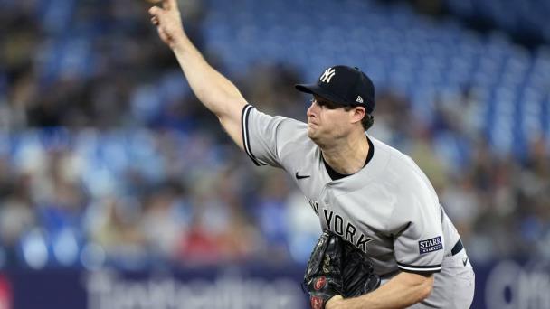 Cole lanza pelota de 2 hits; Yanquis blanquean a Azulejos