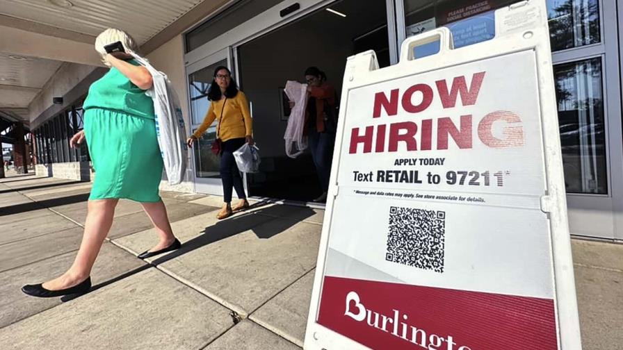 Las solicitudes de ayuda por desempleo suben ligeramente en EE.UU.