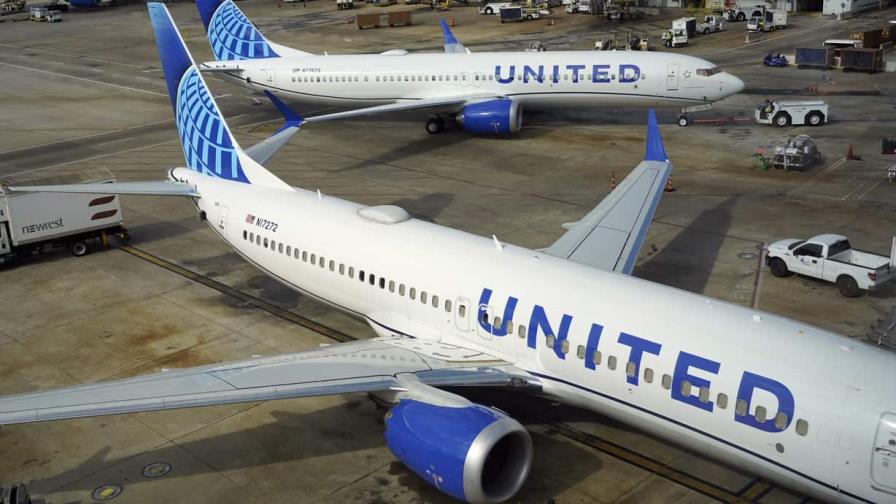 Avión de United Airlines suspende despegue por incendio en el motor