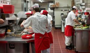 California sube a 20 dólares por hora el salario mínimo de trabajadores de comida rápida
