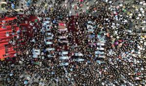 Misa multitudinaria por las víctimas del incendio en una boda en Irak