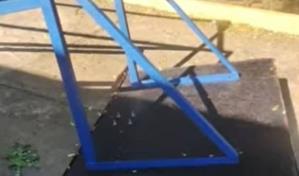 Niño muere al caerle tablero de baloncesto en escuela en SDE; familiares piden investigación