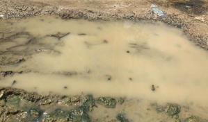 Denuncian foco de contaminación por aguas residuales estancadas en sector de El Seibo