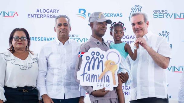 Abinader entrega 177 viviendas e inicia construcción de otras 250 para policías