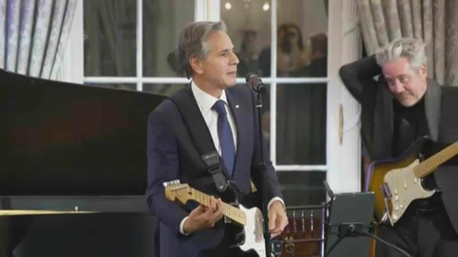 Blinken toca la guitarra para impulsar la diplomacia de EEUU