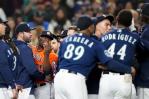 Julio Rodríguez considera que Héctor Neris se sobrepasó durante encuentro Julio Rodríguez considera que Héctor Neris se sobrepasó durante encuentro