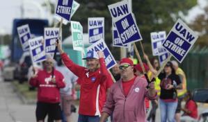 Ford acusa a sindicato de irresponsable por ampliar la huelga de la automoción en EEUU