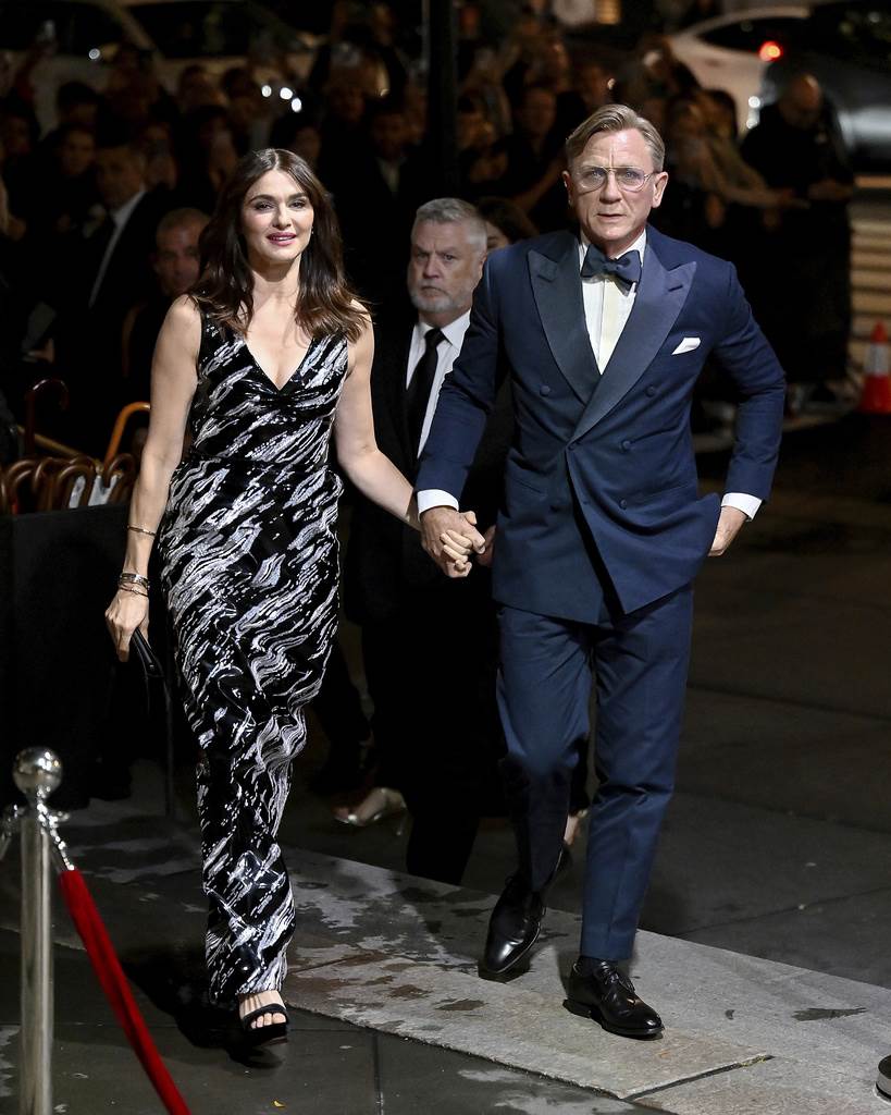 Rachel Weisz, izquierda, y Daniel Craig llegan a The Albies, organizado por la Fundación Clooney para la Justicia, en la Biblioteca Pública de Nueva York, el jueves 28 de septiembre de 2023, en Nueva York.