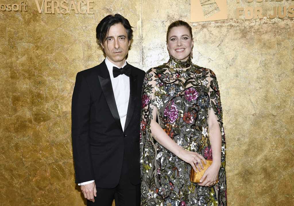 Noah Baumbach, izquierda, y Greta Gerwig asisten a The Albies, organizado por la Fundación Clooney para la Justicia, en la Biblioteca Pública de Nueva York, el jueves 28 de septiembre de 2023, en Nueva York.