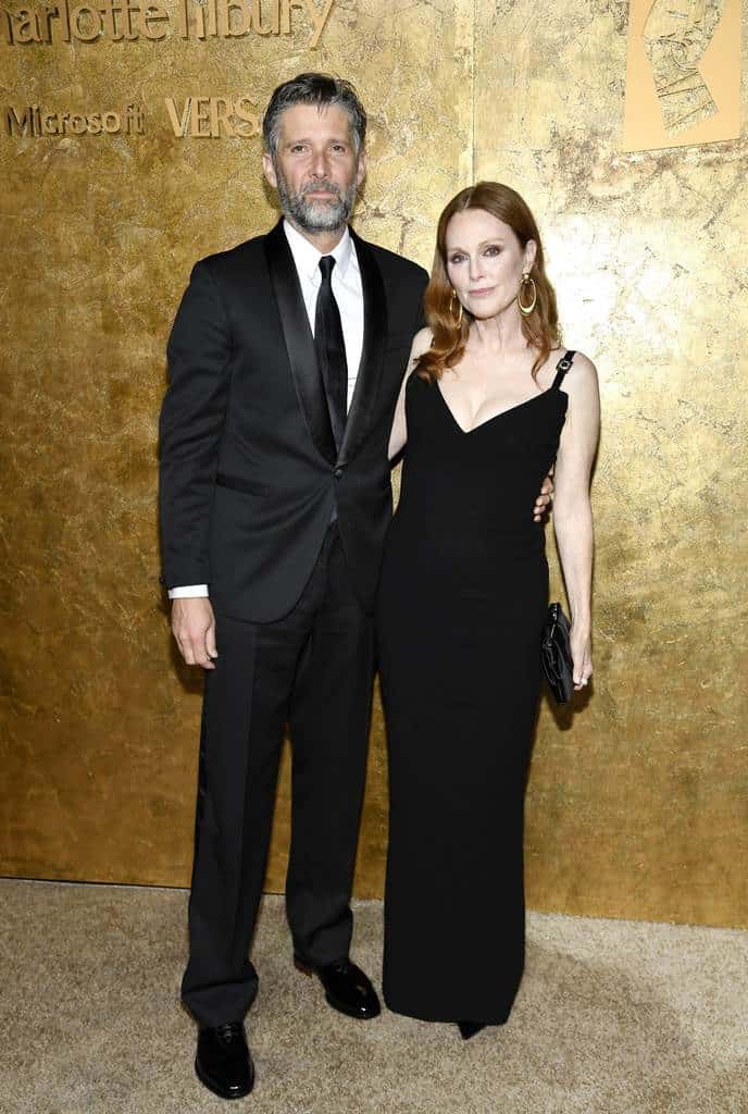 Bart Freundlich, izquierda, y Julianne Moore asisten a The Albies, organizado por la Fundación Clooney para la Justicia, en la Biblioteca Pública de Nueva York, el jueves 28 de septiembre de 2023, en Nueva York.