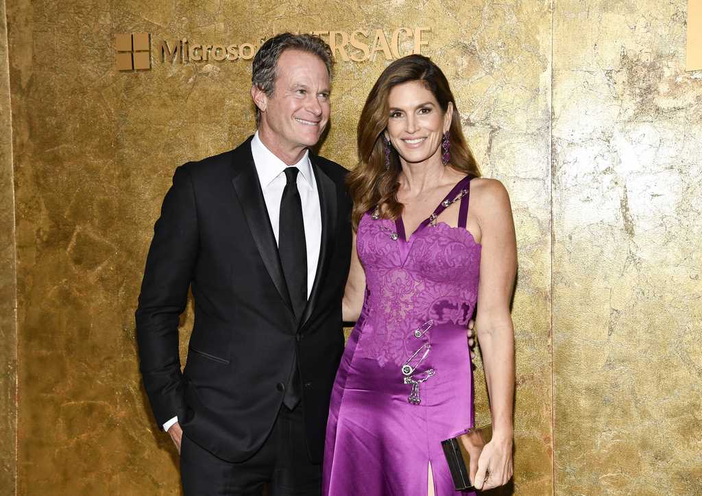 Rande Gerber, izquierda, y Cindy Crawford asisten a The Albies, organizado por la Fundación Clooney para la Justicia, en la Biblioteca Pública de Nueva York, el jueves 28 de septiembre de 2023, en Nueva York.