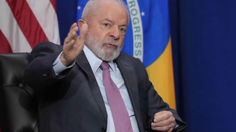 Lula fue sometido con éxito a una cirugía en la que se le implantó una prótesis de cadera