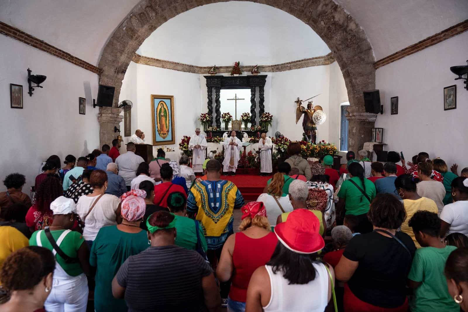Devotos participan en la misa celebrada por el Día de San Miguel en la barriada del mismo nombre en la Ciudad Colonial.