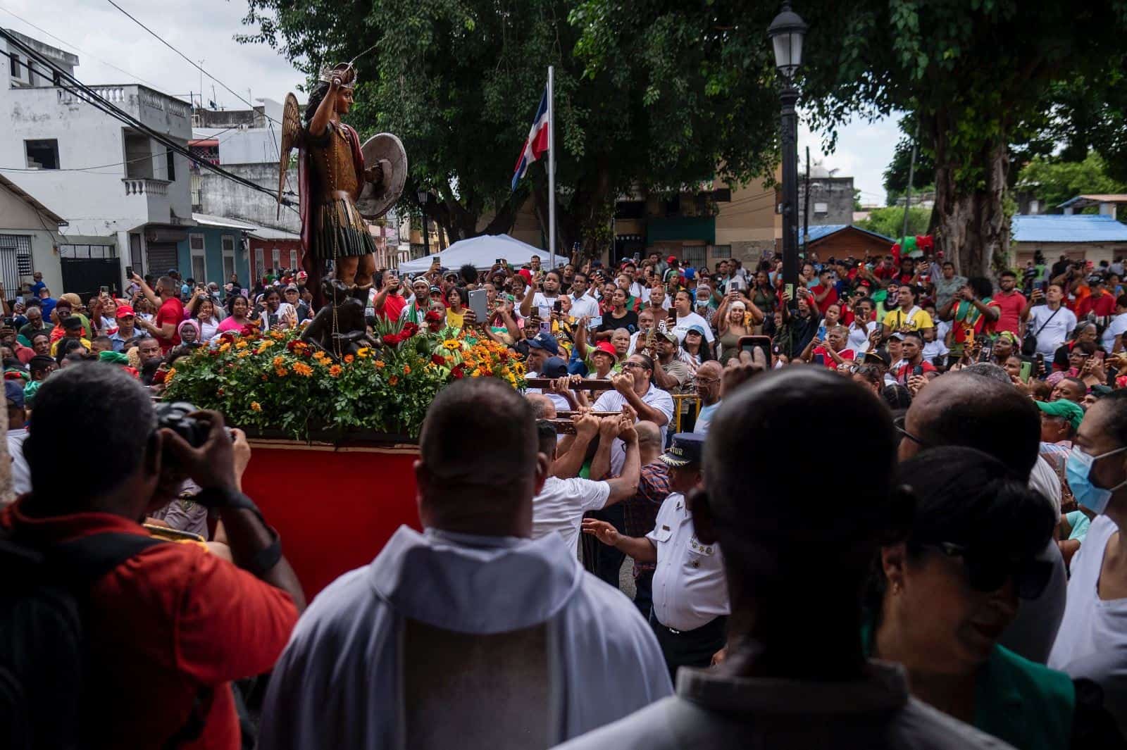 Devotos celebran este viernes el Día de San Miguel en la Zona Colonial.
