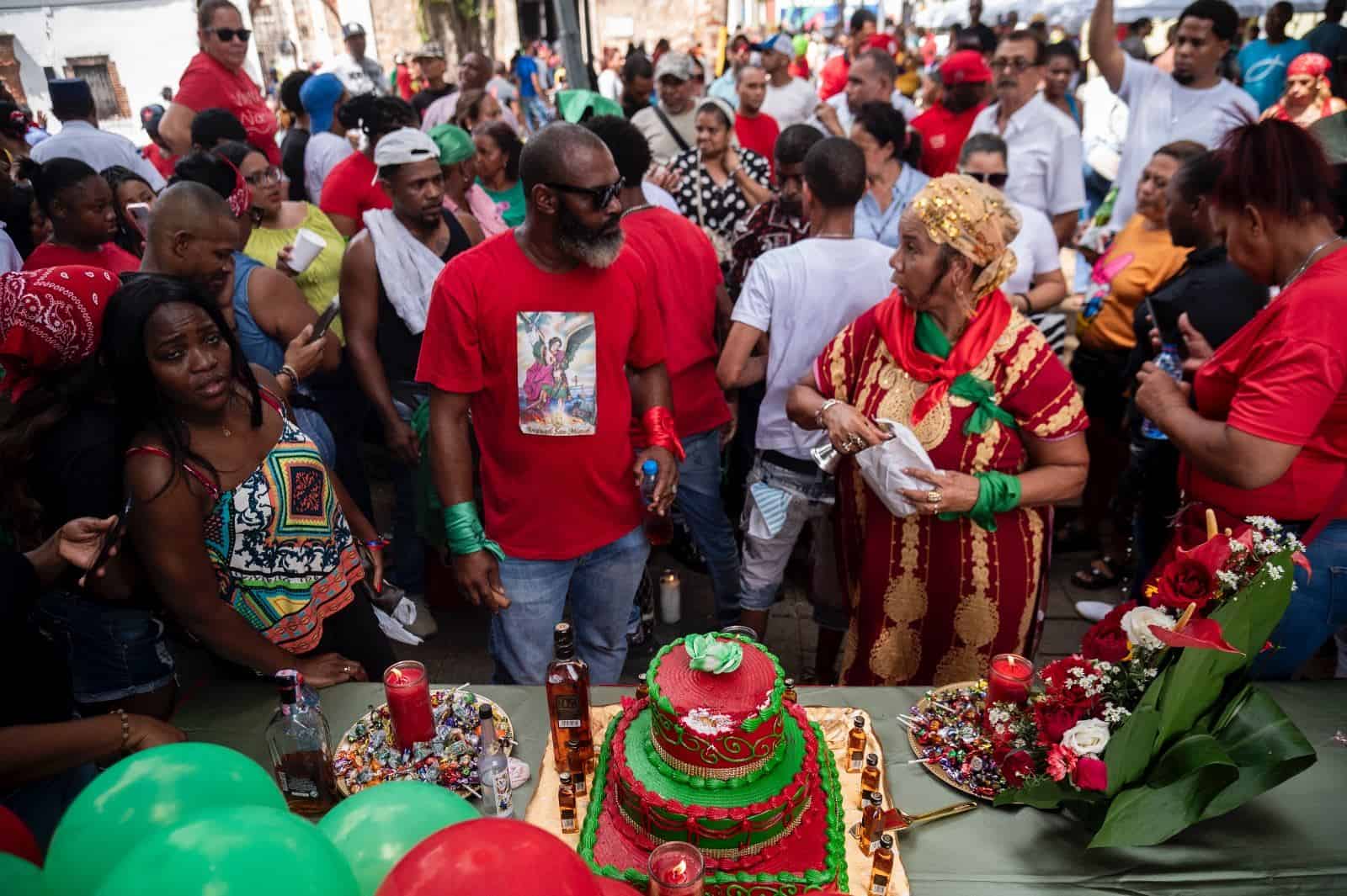 Cientos de personas celebran con bailes el Día de San Miguel en la Ciudad Colonial.