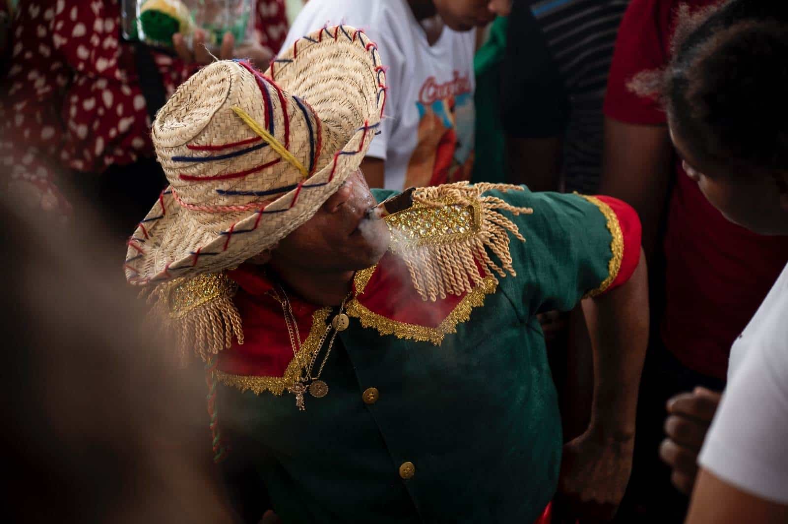 Un realiza un ritual típico del Día de San Miguel.