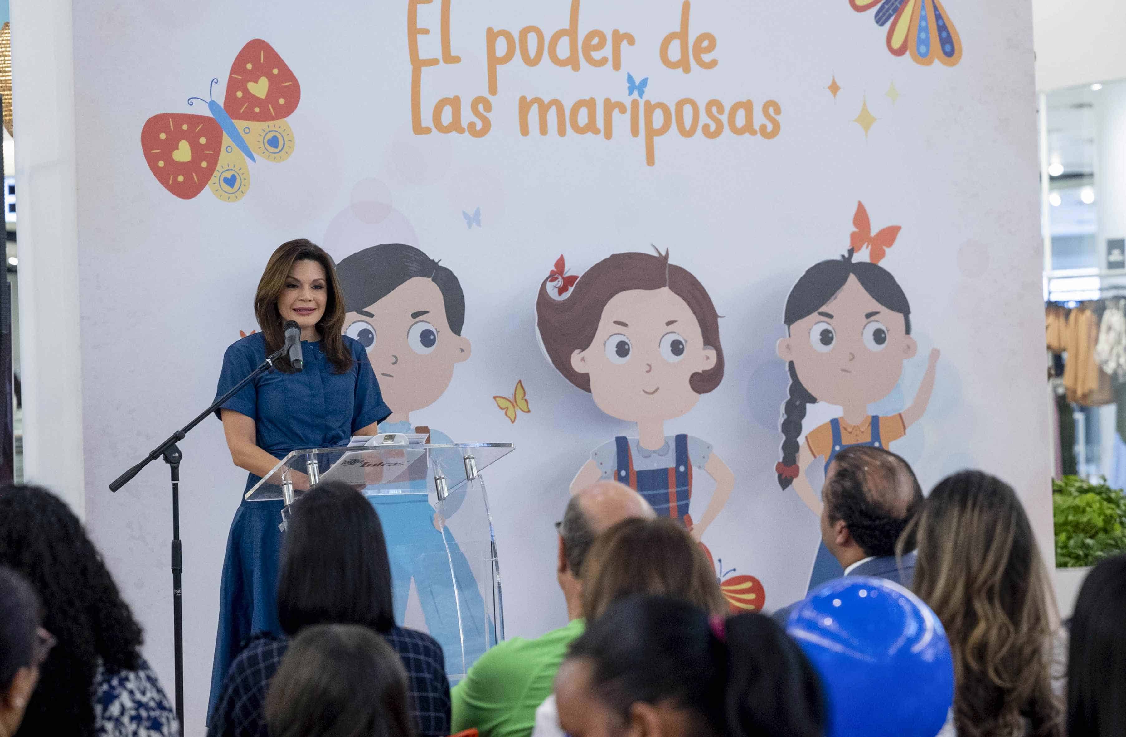 Noelia García de Pereyra, presidenta del Voluntariado Banreservas, durante la presentación del libro “El Poder de las Mariposas”. 