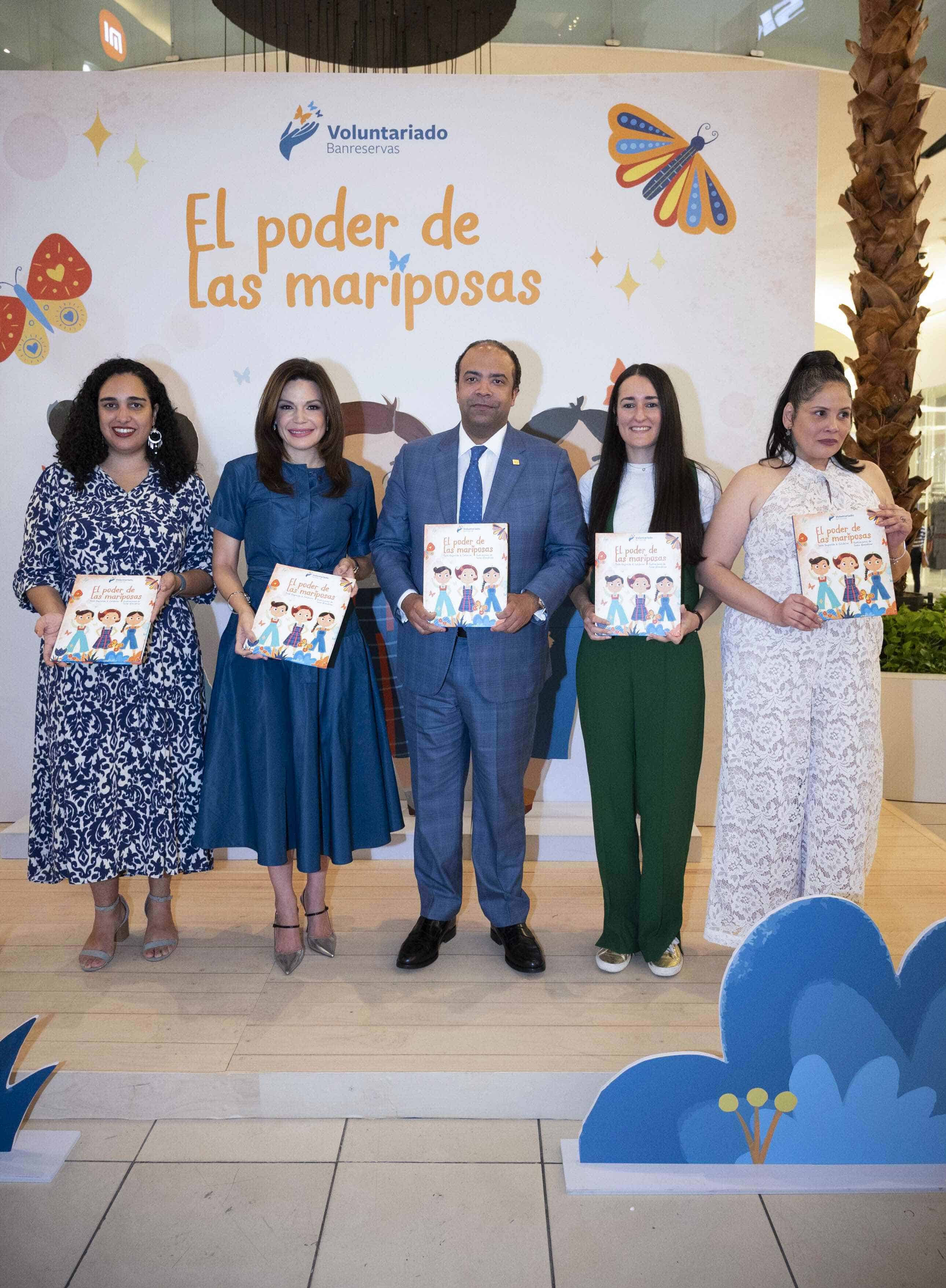 Noelia García de Pereyra, acompañada de Samuel Pereyra, de izquierda a derecha Camila Minerva Rodríguez, Taína Almodóvar y Raynelda Calderón, durante la publicación del libro “El Poder de las Mariposas”.