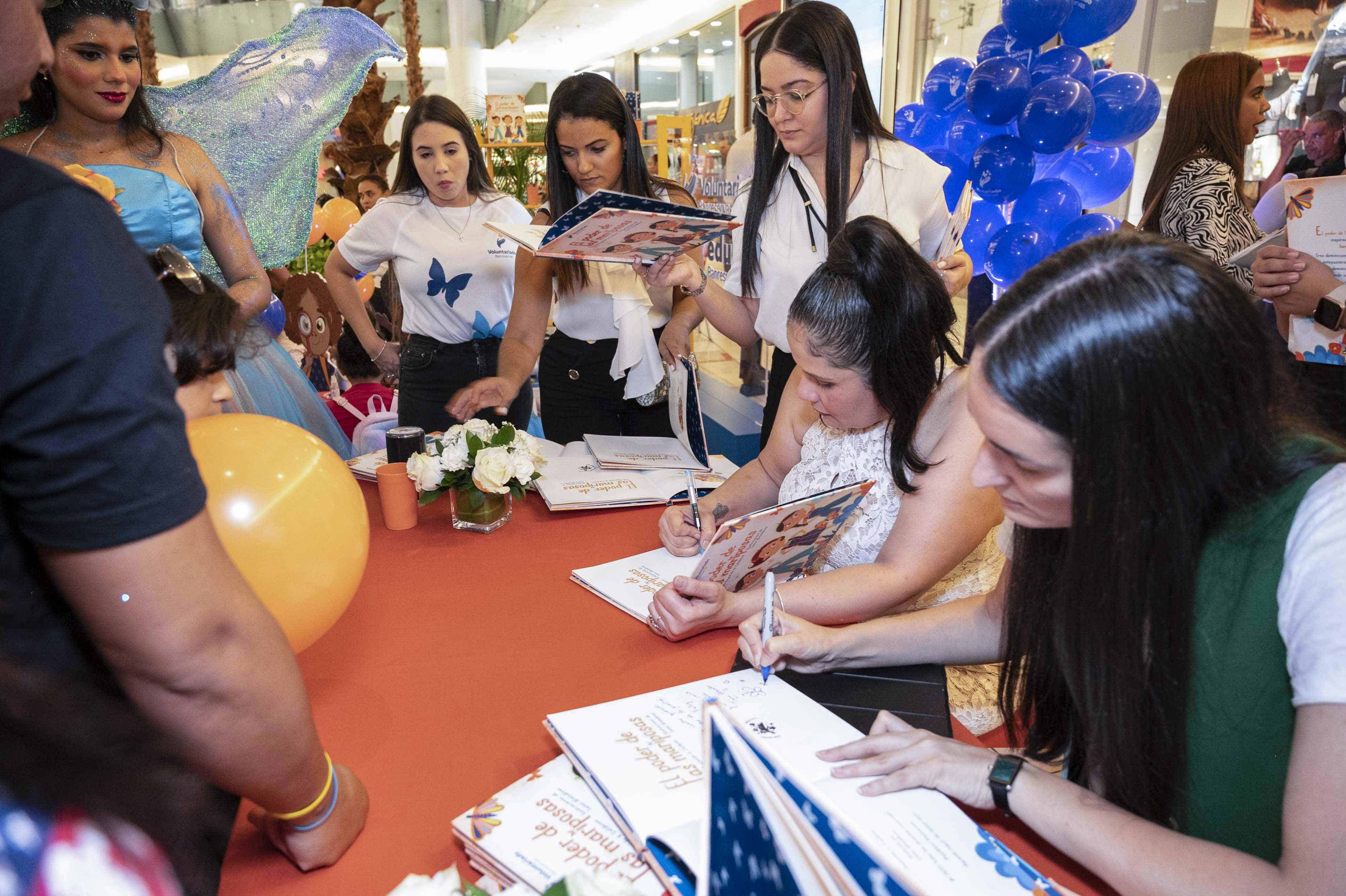 Raynelda Calderón y Taína Almodóvar firma de libro durante la exposición ¨El Poder de las Mariposas¨.