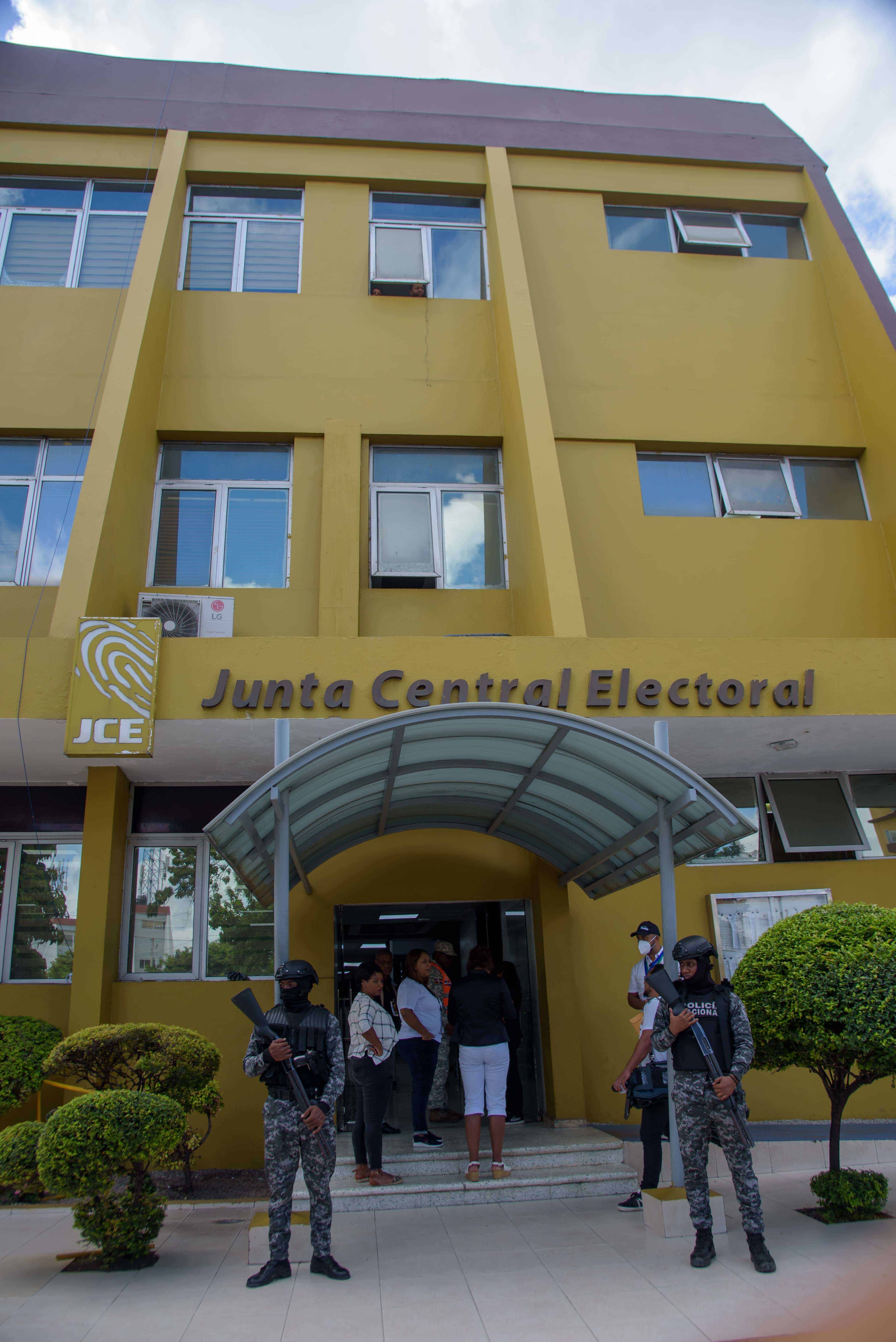 Agentes policiales están apostados en las afueras de la sede principal de la Junta Central Electoral.