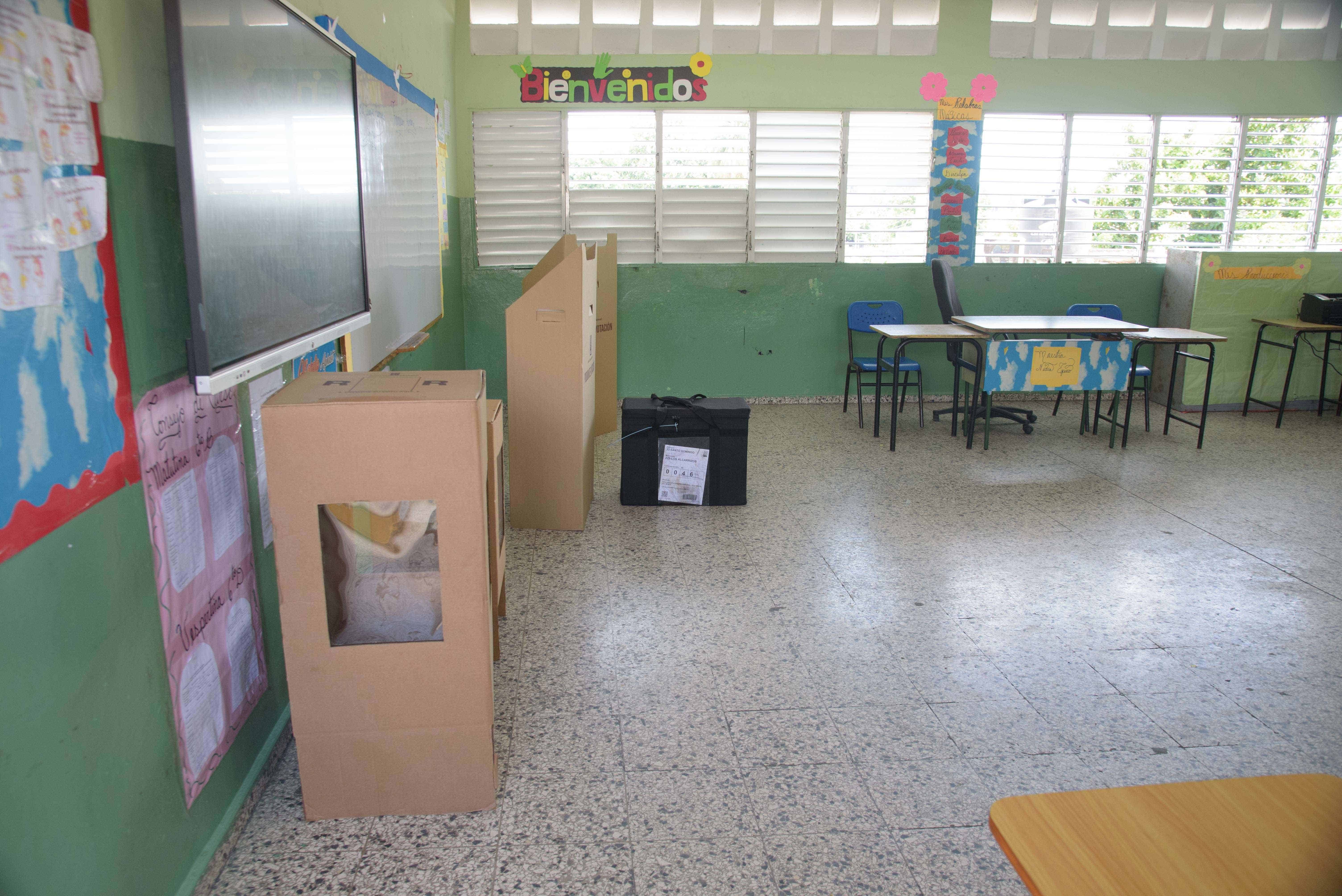 Algunas urnas de la Escuela Primaria Carmén Celia Balaguer en Pueblo Nuevo, Los Alcarrizos.