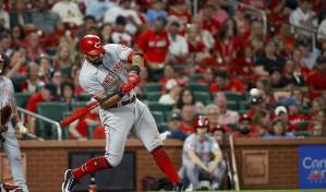 Rojos disparan 6 jonrones y mantienen viva esperanza; aplastan a Cardenales