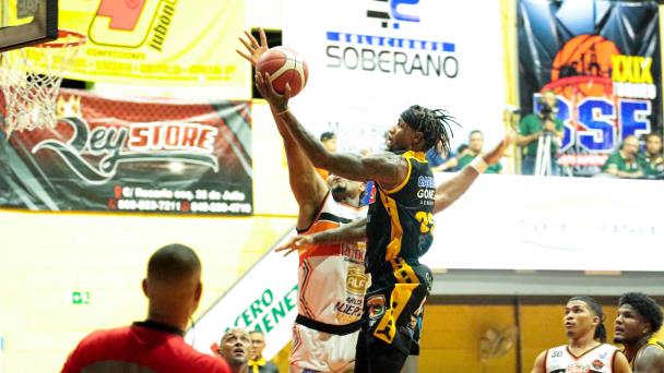 Luismal Ferreiras anotó 39 y conduce al Don Bosco a empatar semifinal en Moca