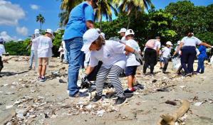 Medio Ambiente realiza jornada de limpieza de playa en San Cristóbal