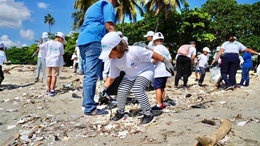 Medio Ambiente realiza jornada de limpieza de playa en San Cristóbal
