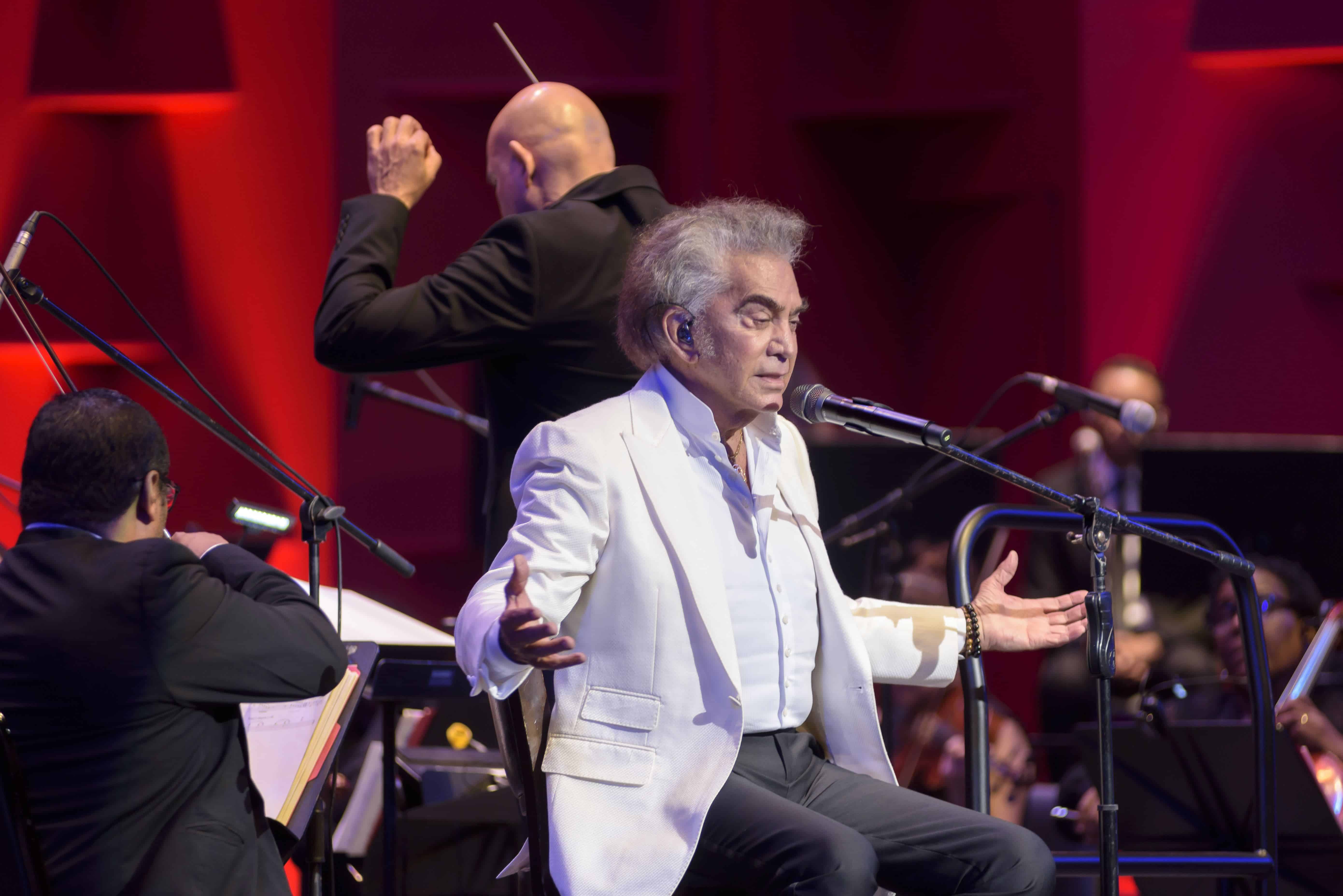 José Luis interpretó muchas canciones de su viejo repertorio como solista con el acompañamiento de la orquesta sinfónica del director Amaury Sánchez.
