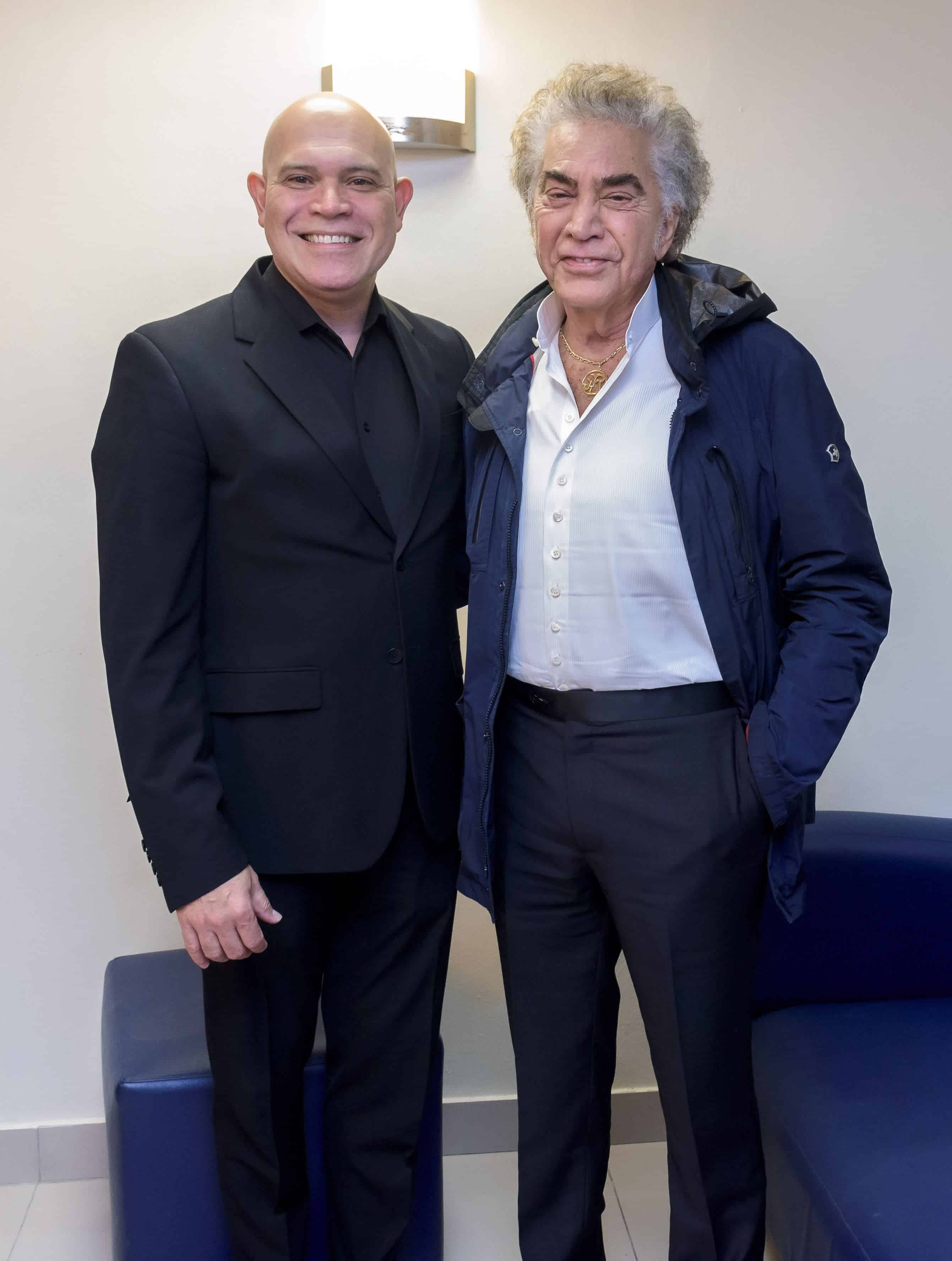 El director y compositor Amaury Sánchez en compañía del cantautor José Luis Rodríguez El  Puma.
