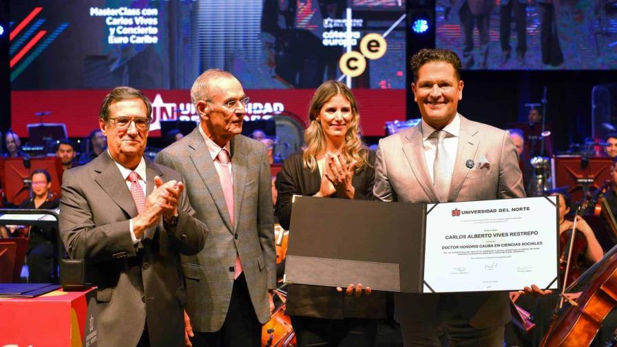 Carlos Vives recibió un doctorado honoris causa en Ciencias Sociales en Colombia