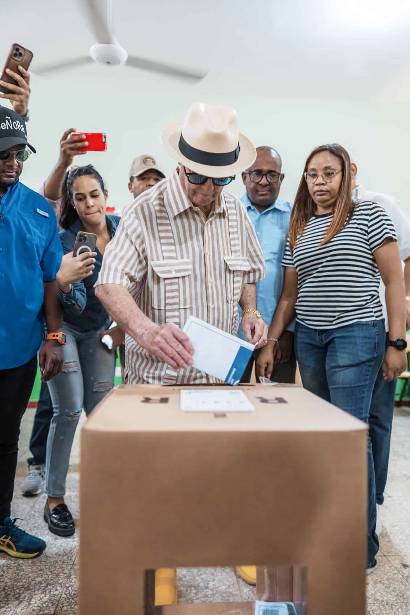El dirigente Hipólito Mejía ejerciendo su derecho al voto en las primarias del PRM.
