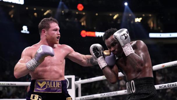 Canelo domina a Charlo y lo vence por decisión unánime
