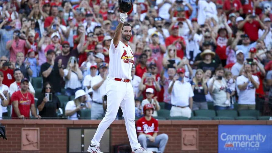 Wainwright sale ponchado en su despedida y Cardenales superan por 4-3 a Rojos