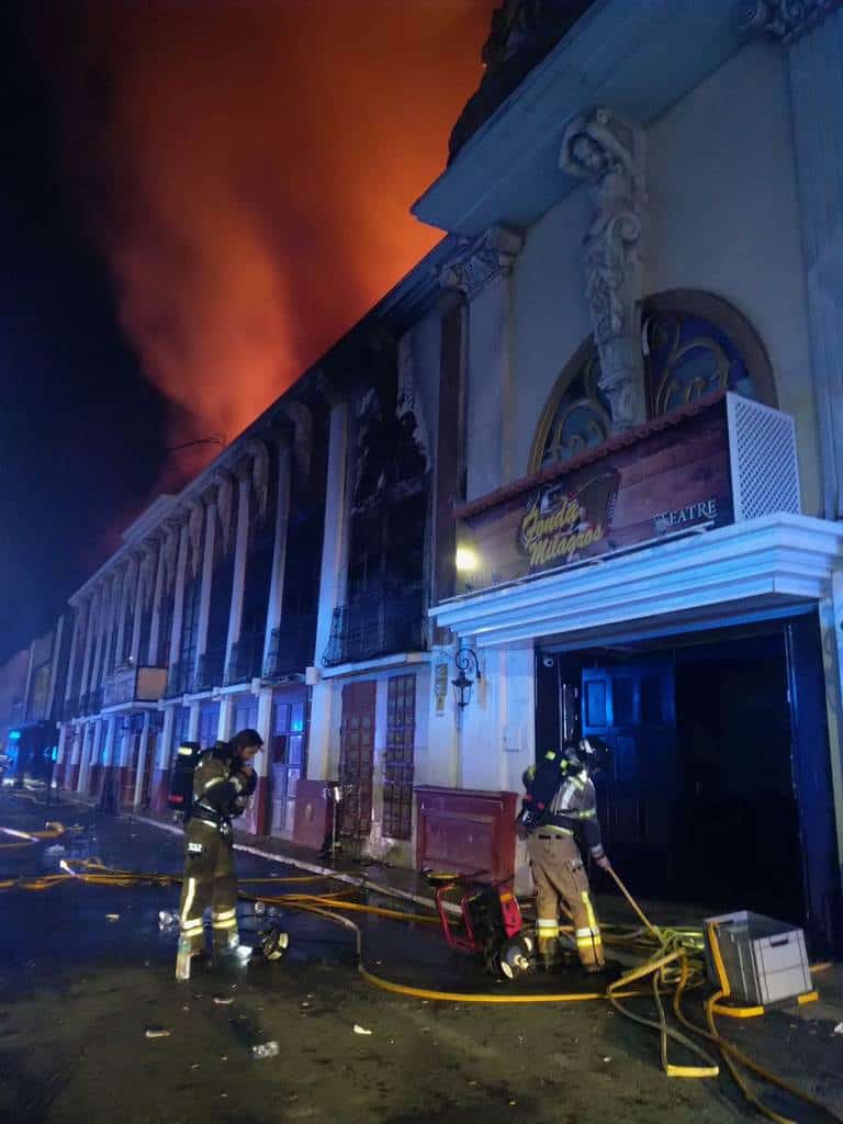 En esta fotografía proporcionada por Bomberos/Ayuntamiento de Murcia, los bomberos trabajan afuera de un club nocturno en llamas en Murcia, sureste de España, en las primeras horas del domingo 1 de octubre de 2023.