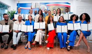 Consulado de RD en Miami reconoce a la actriz Marta González y a otros dominicanos