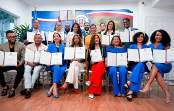 Consulado de RD en Miami reconoce a la actriz Marta González y a otros dominicanos