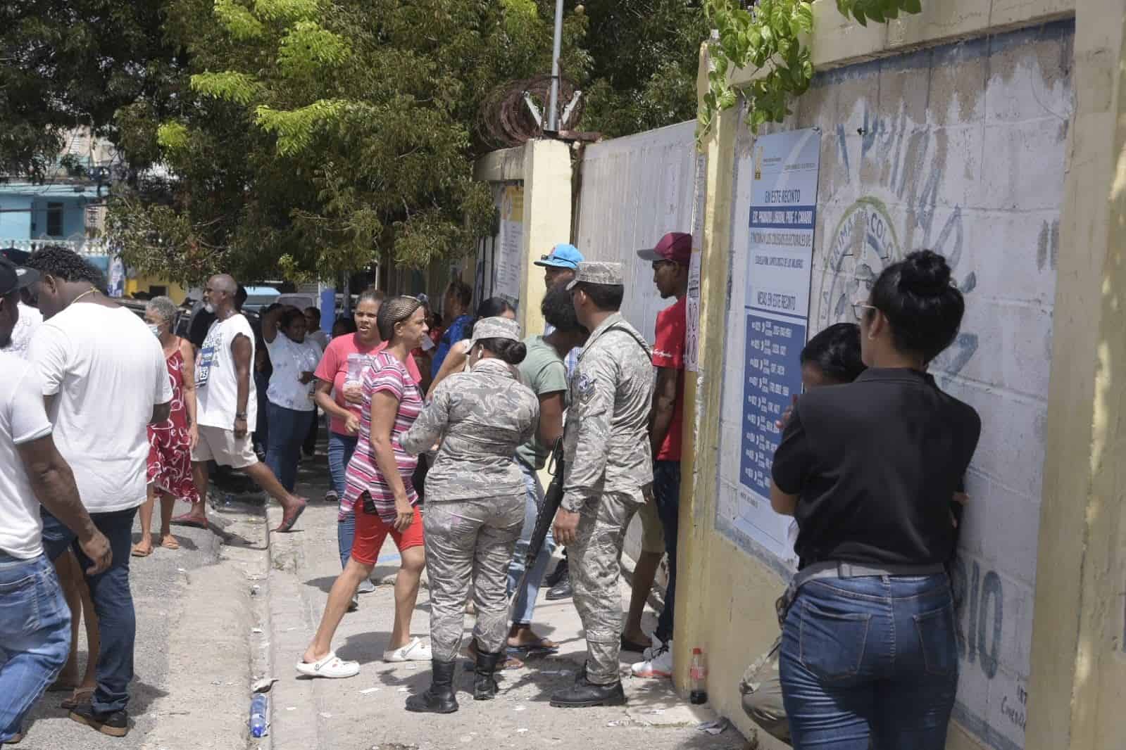 Una escuela que funciona como centro de votación en las primarias del PRM en Santo Domingo Este