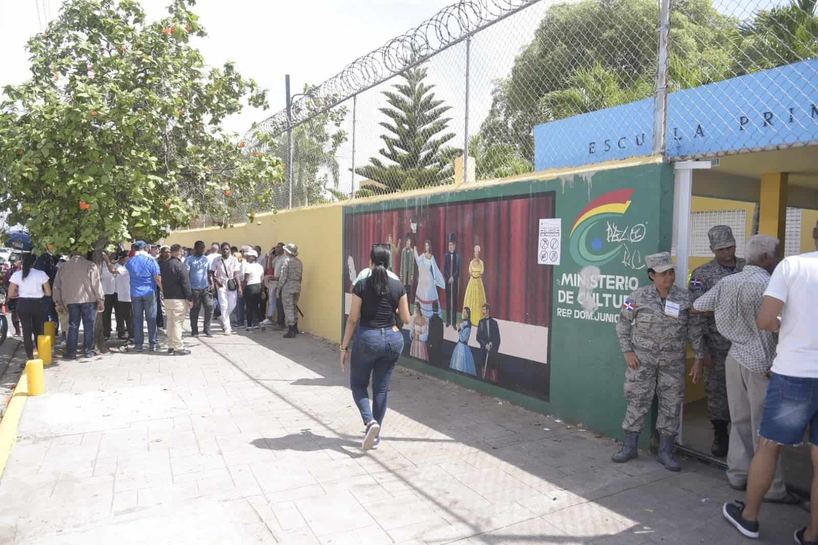 Una escuela que funciona como centro de votación en las primarias del PRM en Santo Domingo Este