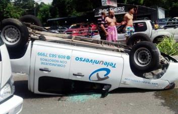 Sufre accidente de tránsito equipo de prensa del canal Teleuniverso de Santiago
